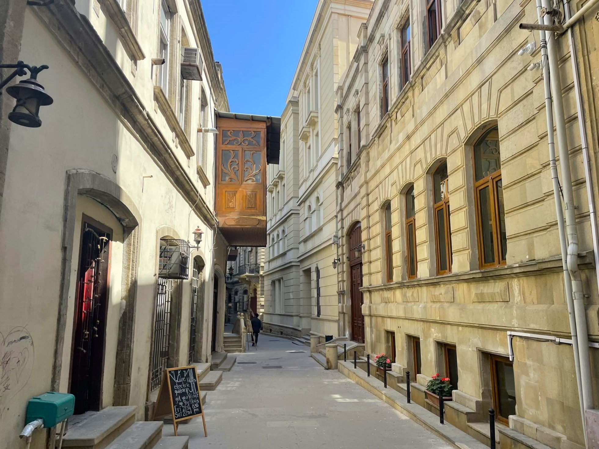 Ulica Stare Miasto w Baku z widocznymi budynkami i wąskimi uliczkami